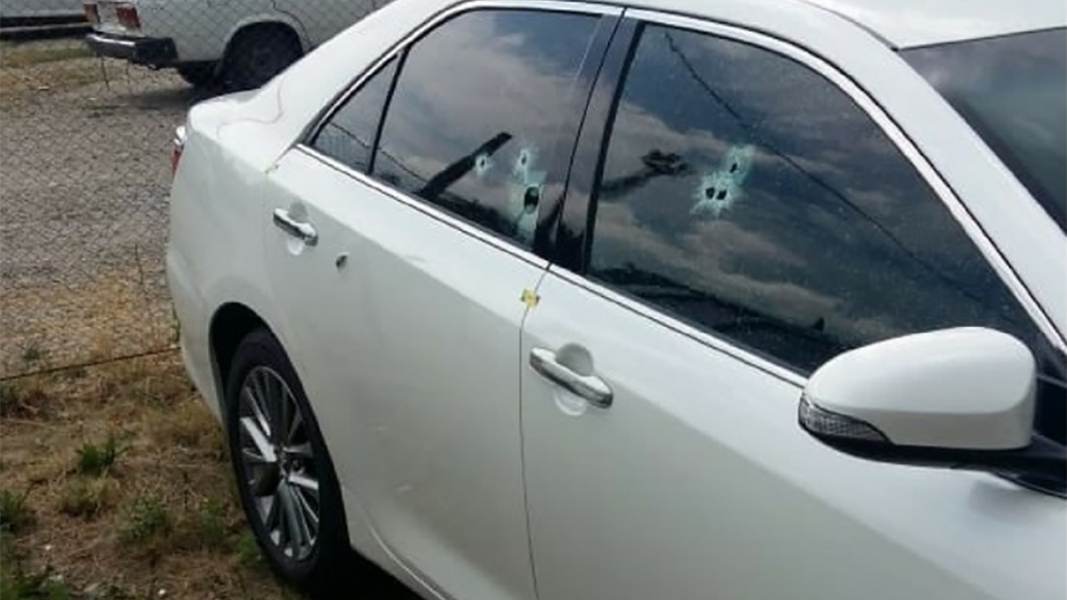 Камера наблюдения записала на видео расстрел автомобиля из автомата