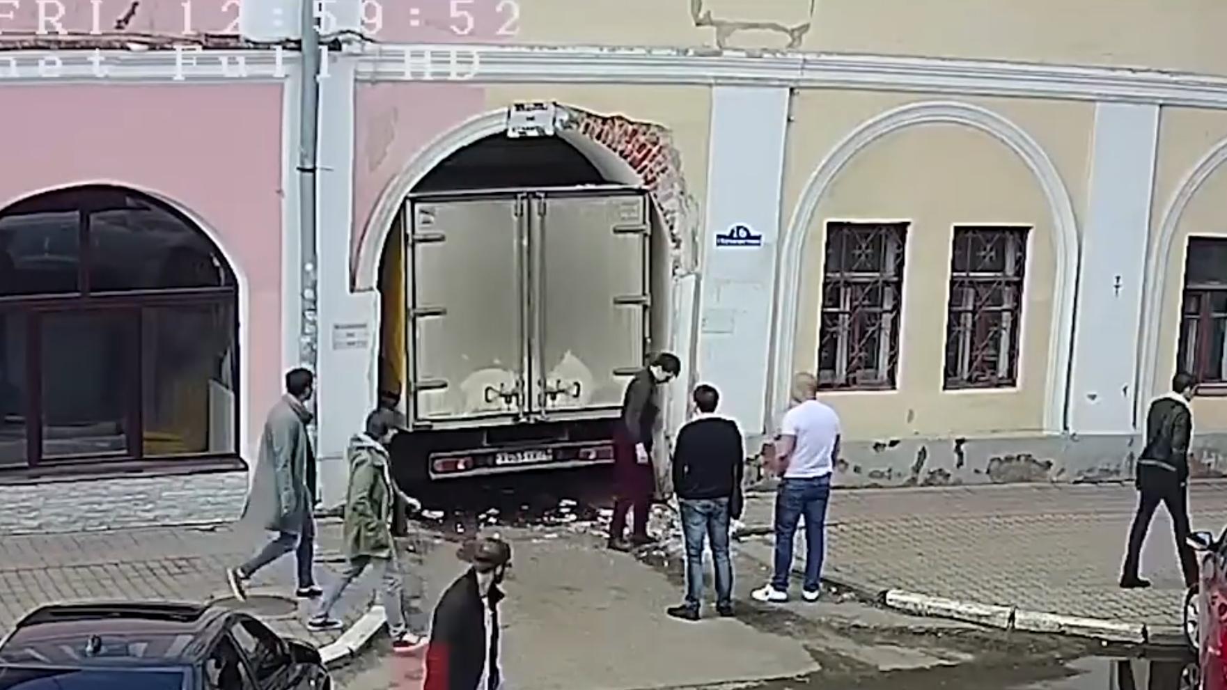 "Кто-то слишком много ест": фургон застрял в арке старинного дома в Ярославле