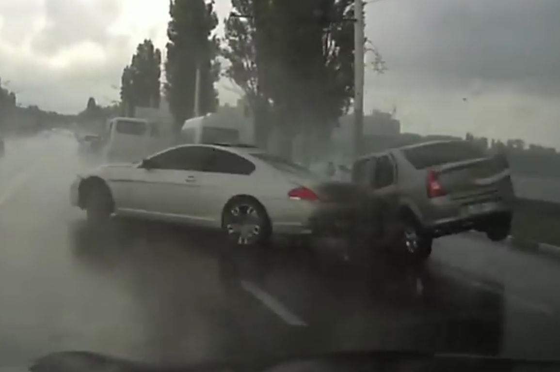 Водитель BMW спровоцировал серьезное ДТП в Воронеже. Видео