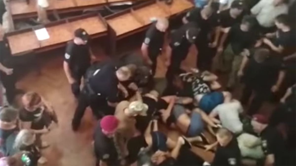 Опубликована полная версия видео драки депутатов в Конотопе