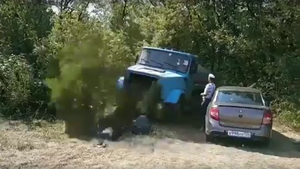 Сливающий отходы водитель-ассенизатор избил лесника. Видео