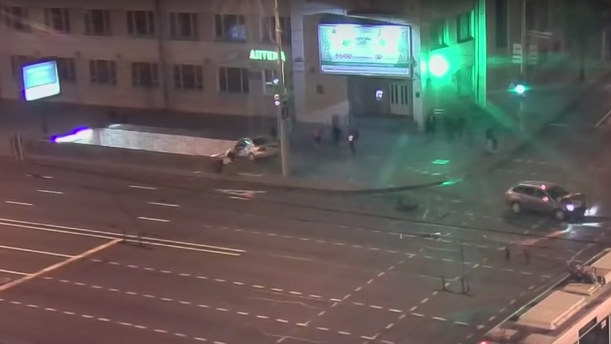 Пьяный водитель устроил аварию и съехал в подземный переход станции метро
