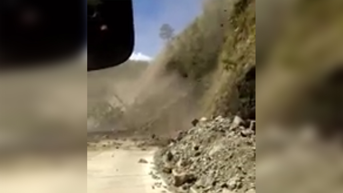 Пассажир снял на видео спасение автобуса от оползня