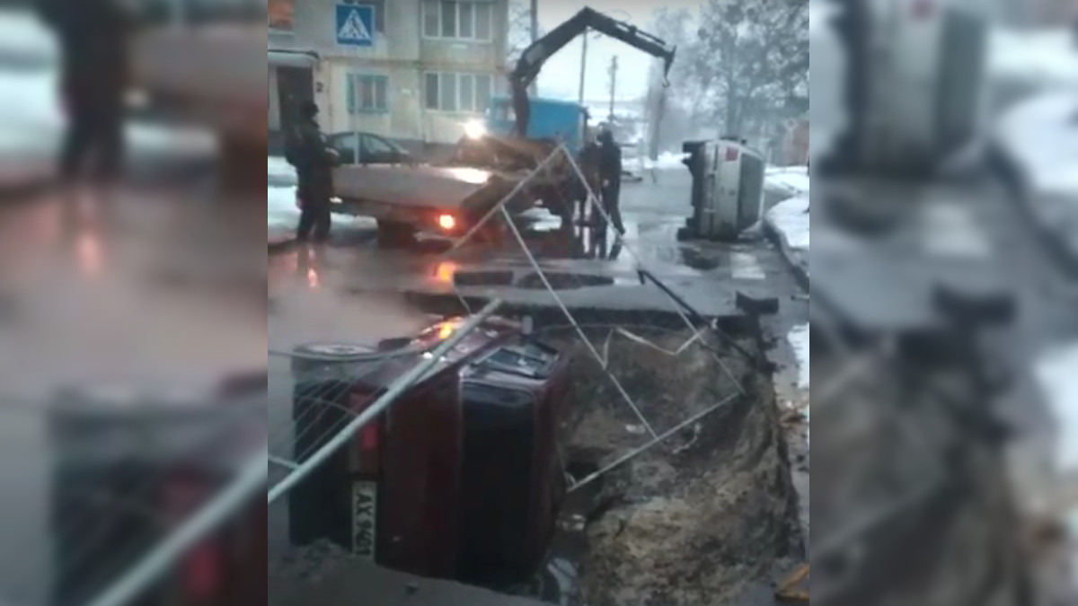 В Харькове в яму на дороге свалились два автомобиля. Видео