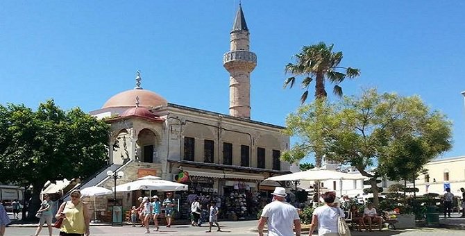 Удар по курортам: на острове Кос из-за землетрясения рухнул древний минарет