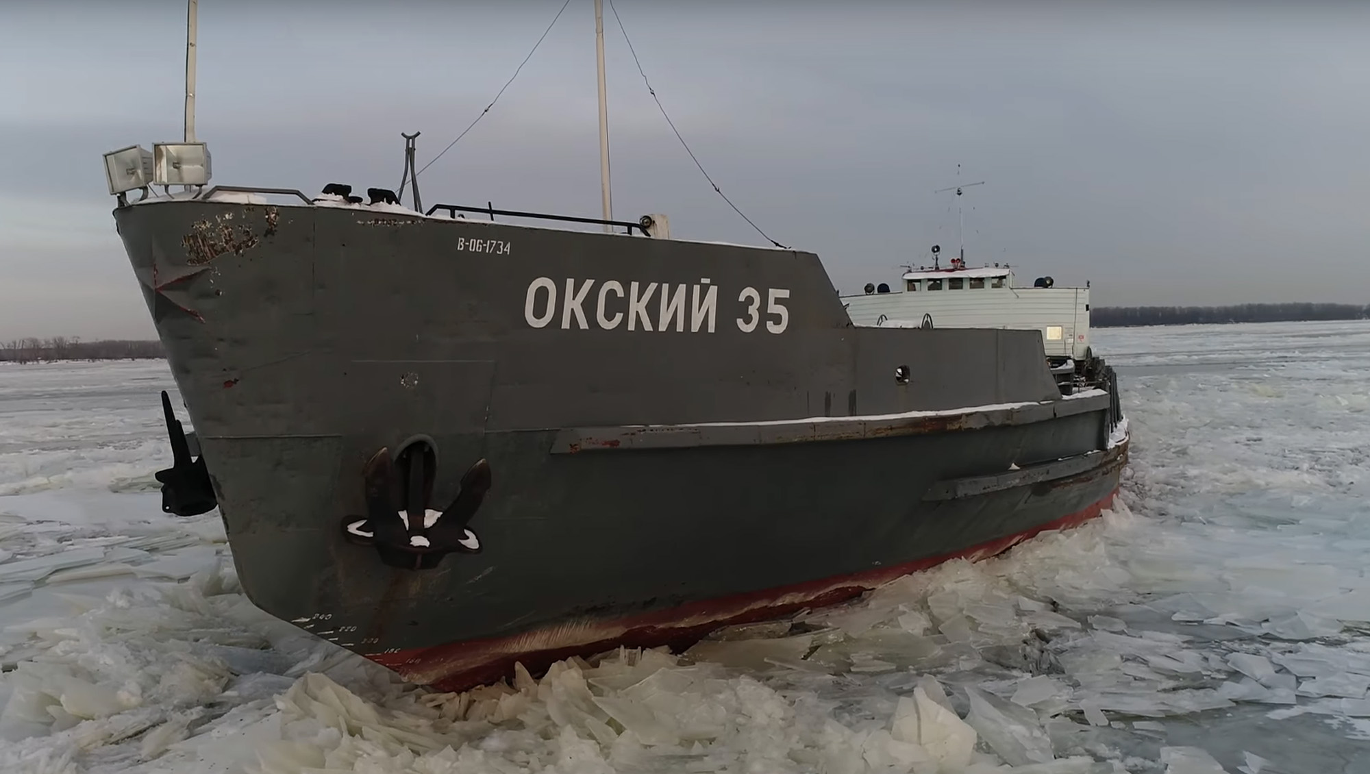 Паром "Окский 35" застрял во льдах Волги. Видео