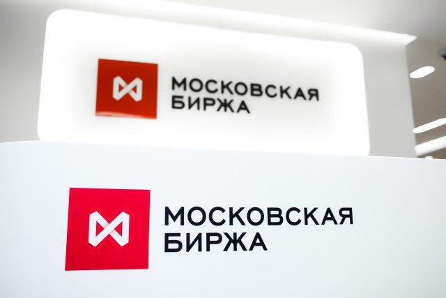 Рубль стабилен при открытии торгов на Мосбирже