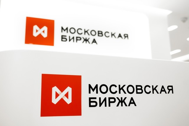 Рубль корректируется после роста накануне