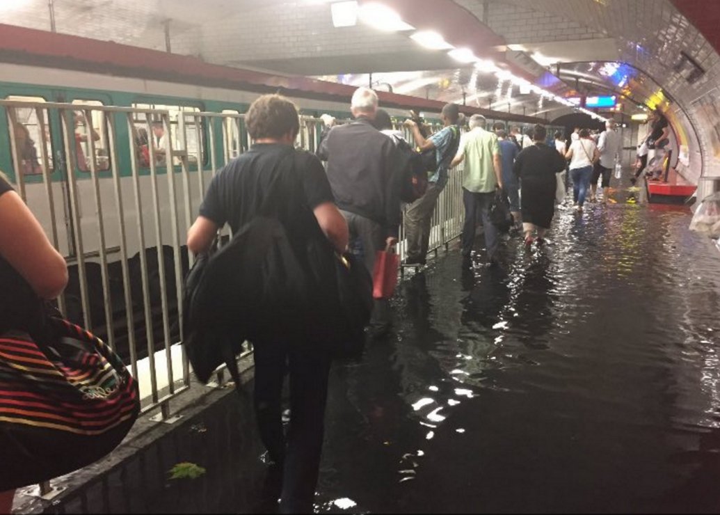 В Париже затопило метро. Фото
