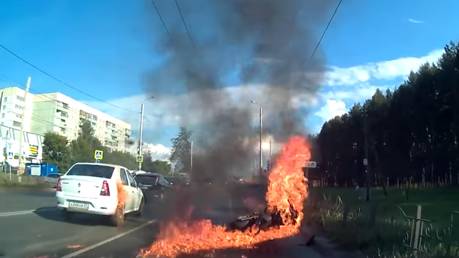 "Призрачный гонщик" устроил огненное ДТП в Иванове. Видео