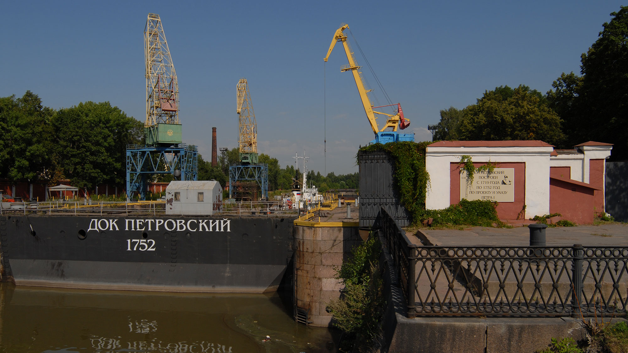 В Кронштадте пьяный дедушка и его 9-летний внук упали в док