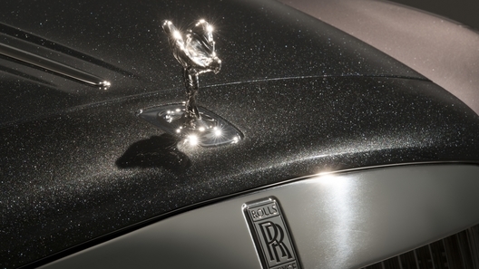 Rolls-Royce покажет в Женеве автомобиль, покрашенный алмазами