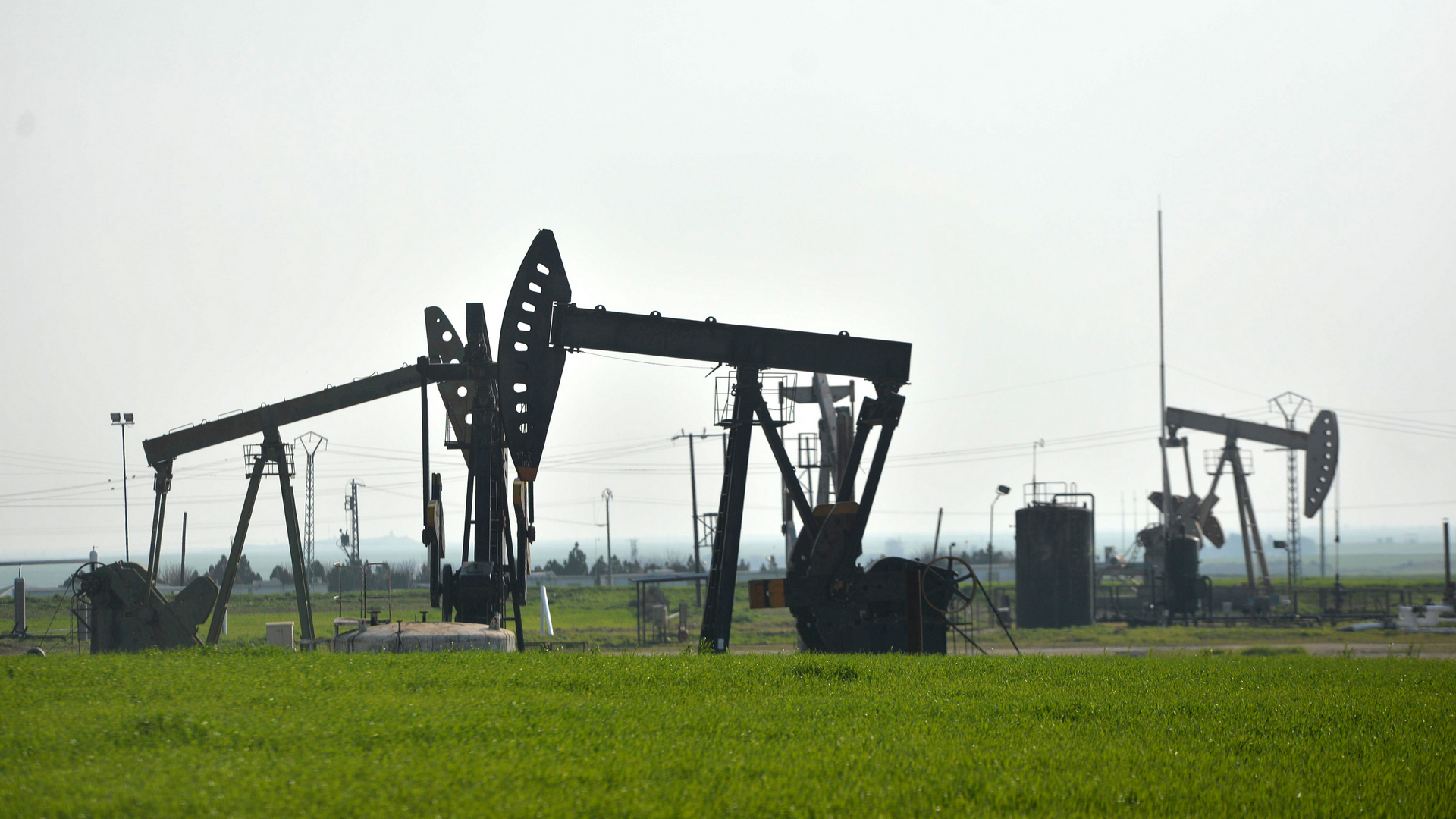Слабость рынка нефти сохранится до апреля даже в случае снижения добычи ОПЕК