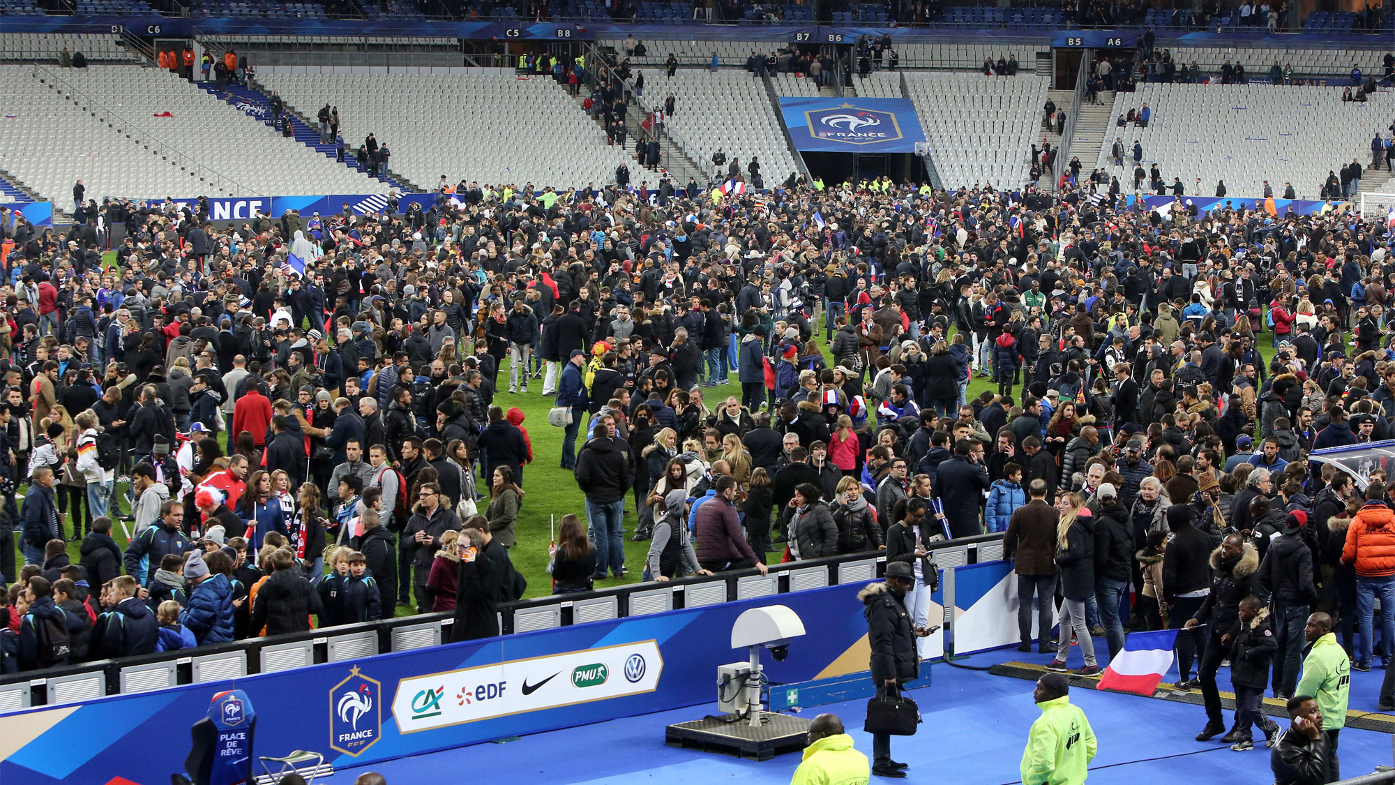 Стадион Stade de France впервые принял зрителей после бойни в Париже