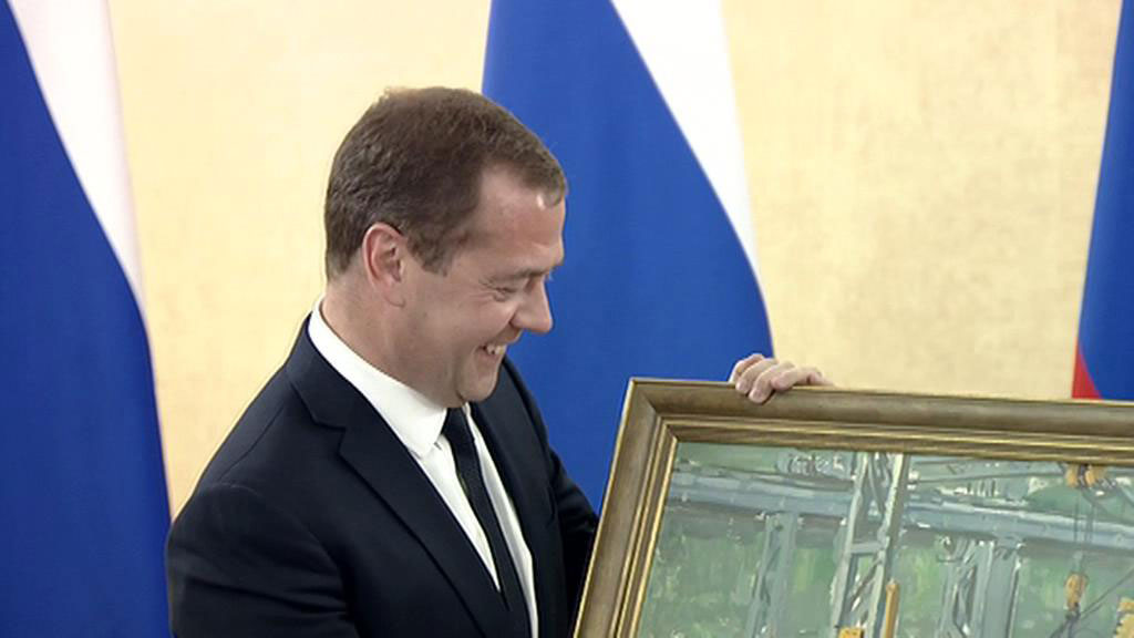 "В цеху": чью картину подарил Медведеву Путин
