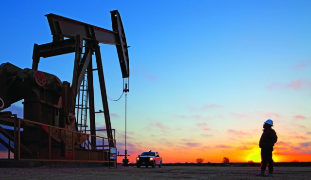 EIA ожидает избыток нефти на мировом рынке до 2017 г