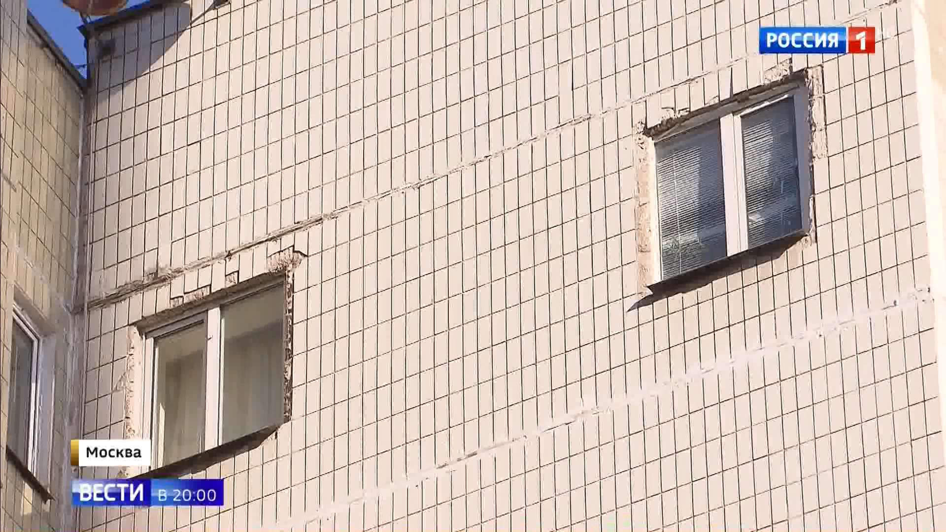 Житель панельного дома, которому не хватало света, прорубил в несущей стене два окна