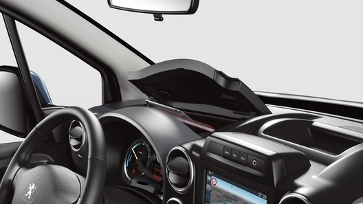 Peugeot представляет электричеcкий "каблучок" Partner