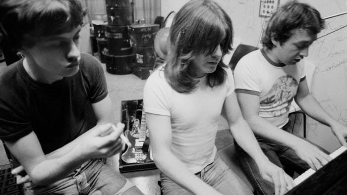 В Австралии скончался продюсер AC/DC Джордж Янг