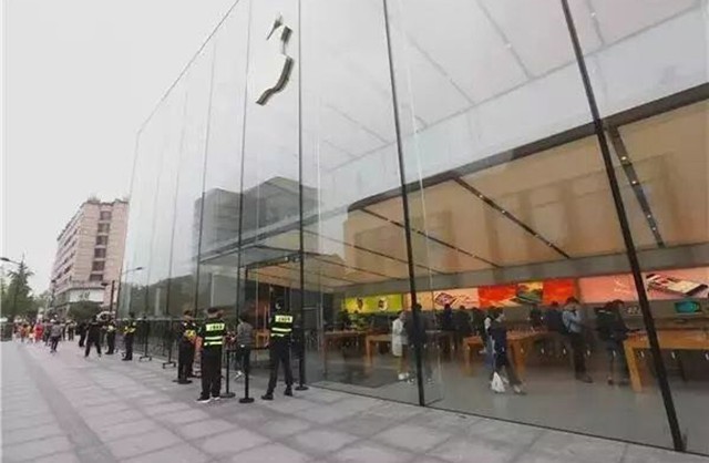 Провал продаж iPhone 8 ударил по Apple и поставщикам