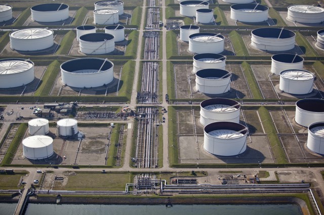 Кто и зачем заполняет нефтехранилища в США?