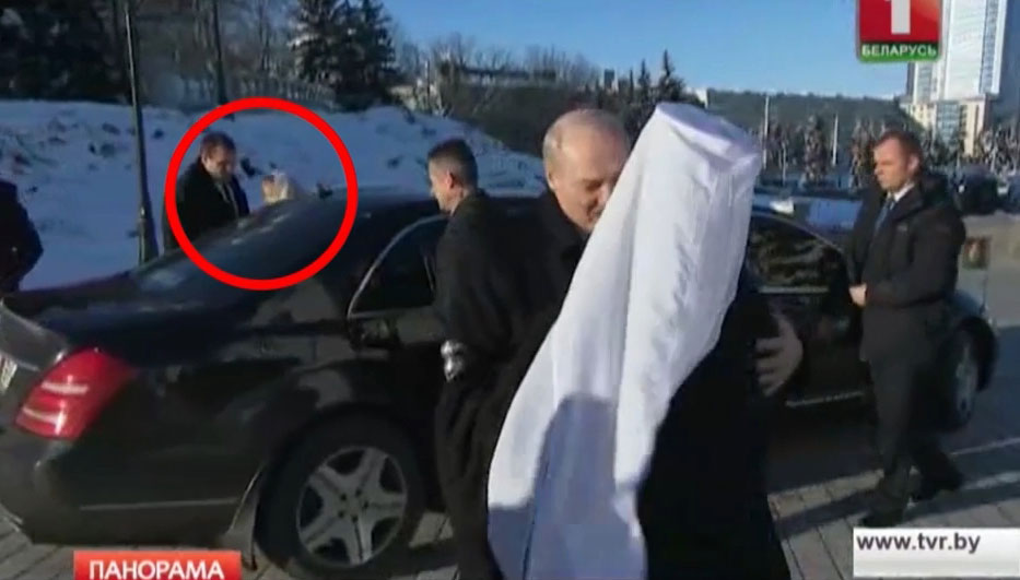 В авто Александра Лукашенко была замечена таинственная незнакомка. Видео