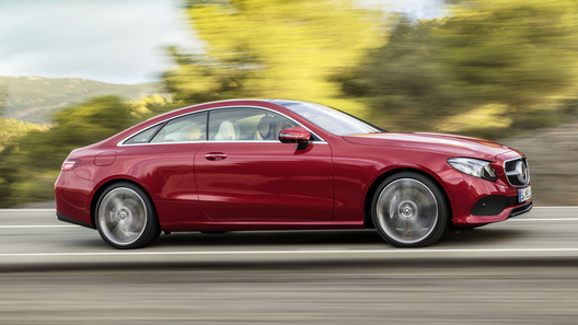 В Mercedes-Benz изобрели боковые подушки безопасности для пешеходов
