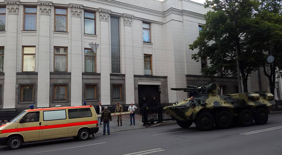 К Верховной раде Украины подогнали бронетехнику