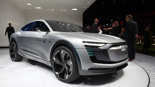 Audi представила электромобиль c автопилотом и фитнес-браслетом