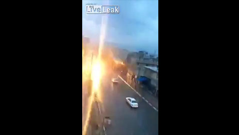 Молния ударила в машину во время движения. Видео