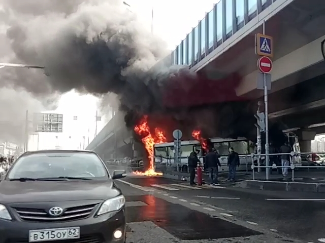 У метро "Котельники" загорелся автобус. Видео