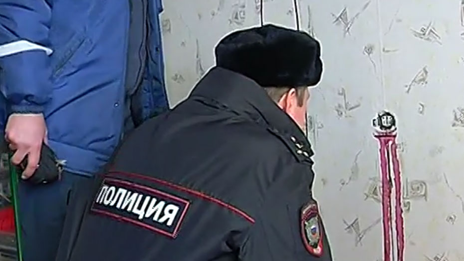 В Воронеже полиция проверила, почему в квартире течет "кровь" из розетки