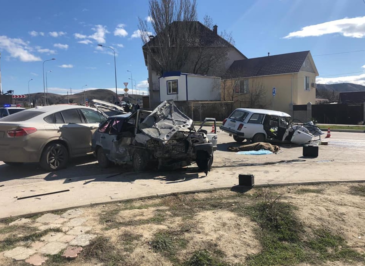 Женщина погибла в аварии, устроенной лихачом на дороге в Крыму. Видео
