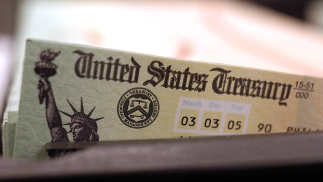 Кому принадлежит долг США