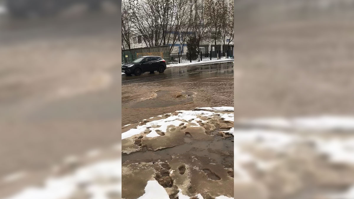 По Ясному проезду на северо-востоке Москвы потекла река с фекалиями. Видео