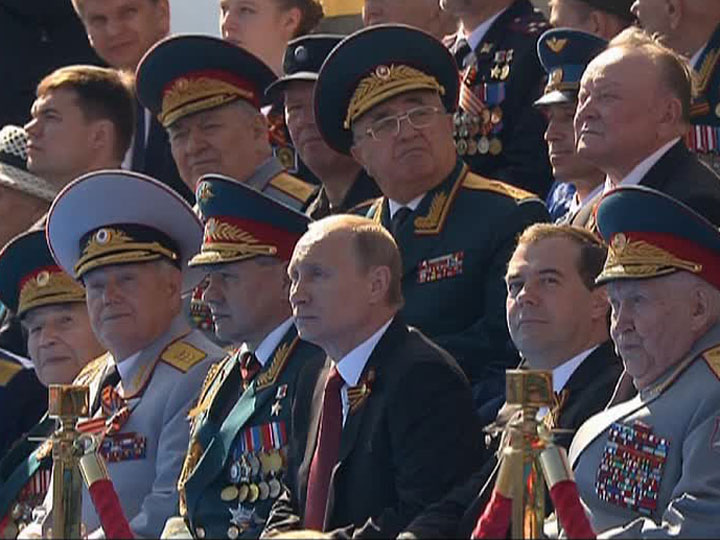 Путин встретился с девочкой, мечтавшей посмотреть парад на Красной площади
