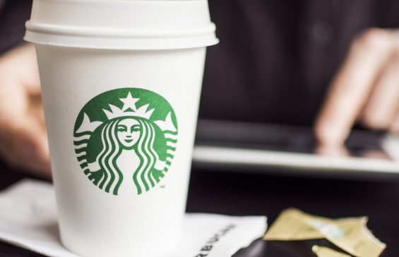 В США клиентка Starbucks подала в суд за разбавленные напитки
