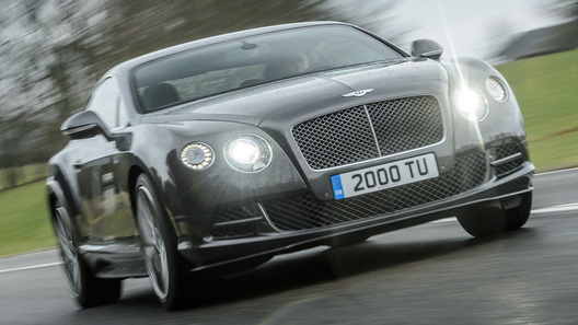 Модель и актрису запихнули в багажник Bentley в центре Москвы