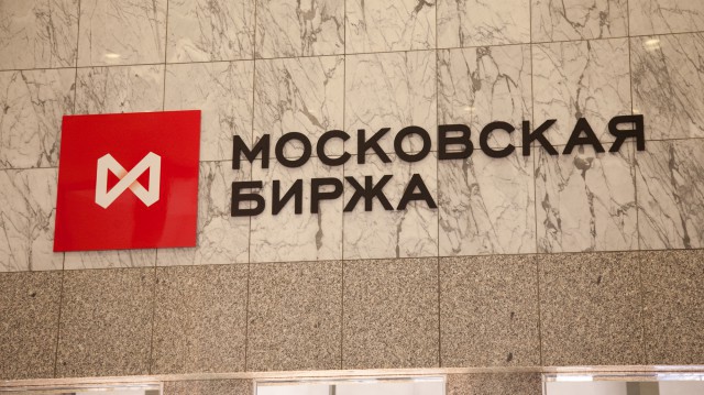 Рубль вырос к доллару и евро при открытии торгов