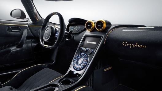 В Koenigsegg построили "золотой" гиперкар Agera RS