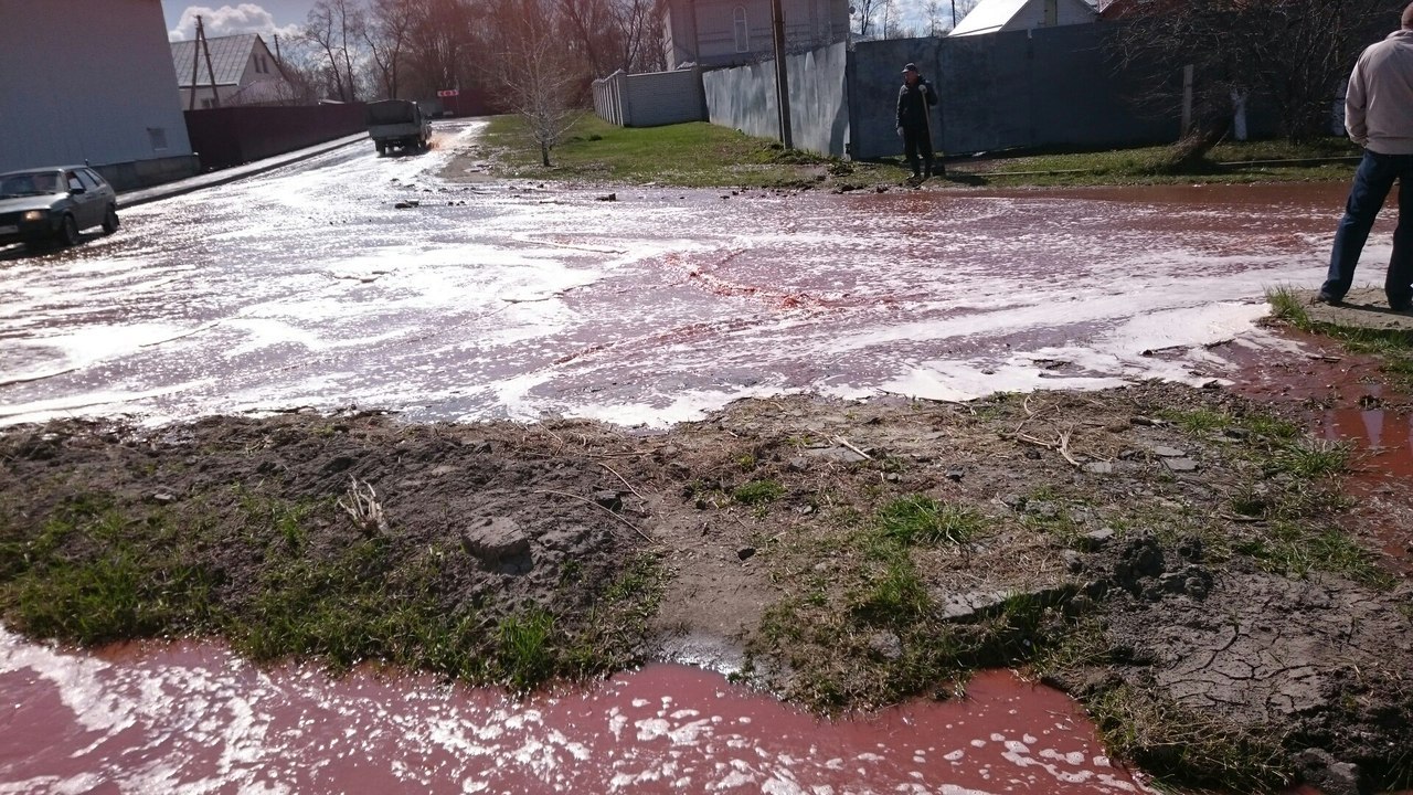 В городе Лебедянь после обрушения склада по улицам потекли реки сока