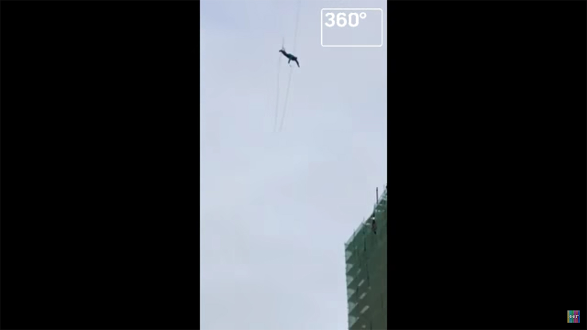 Каскадер рухнул с башенного крана во время трюка. Видео