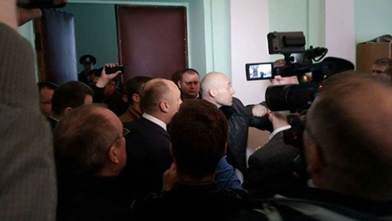 Жители Полтавы накинулись на мэра, отказавшегося их слушать
