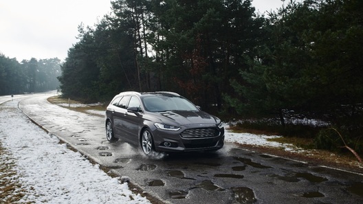 Автомобили Ford научатся "видеть" ямы на дорогах