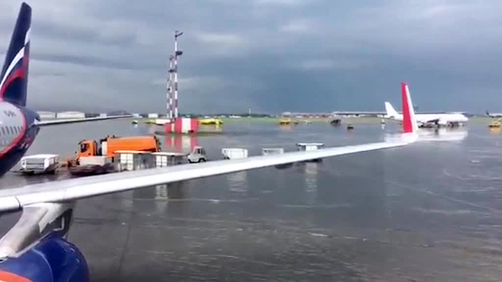 Число задержанных в Москве авиарейсов возросло до 450