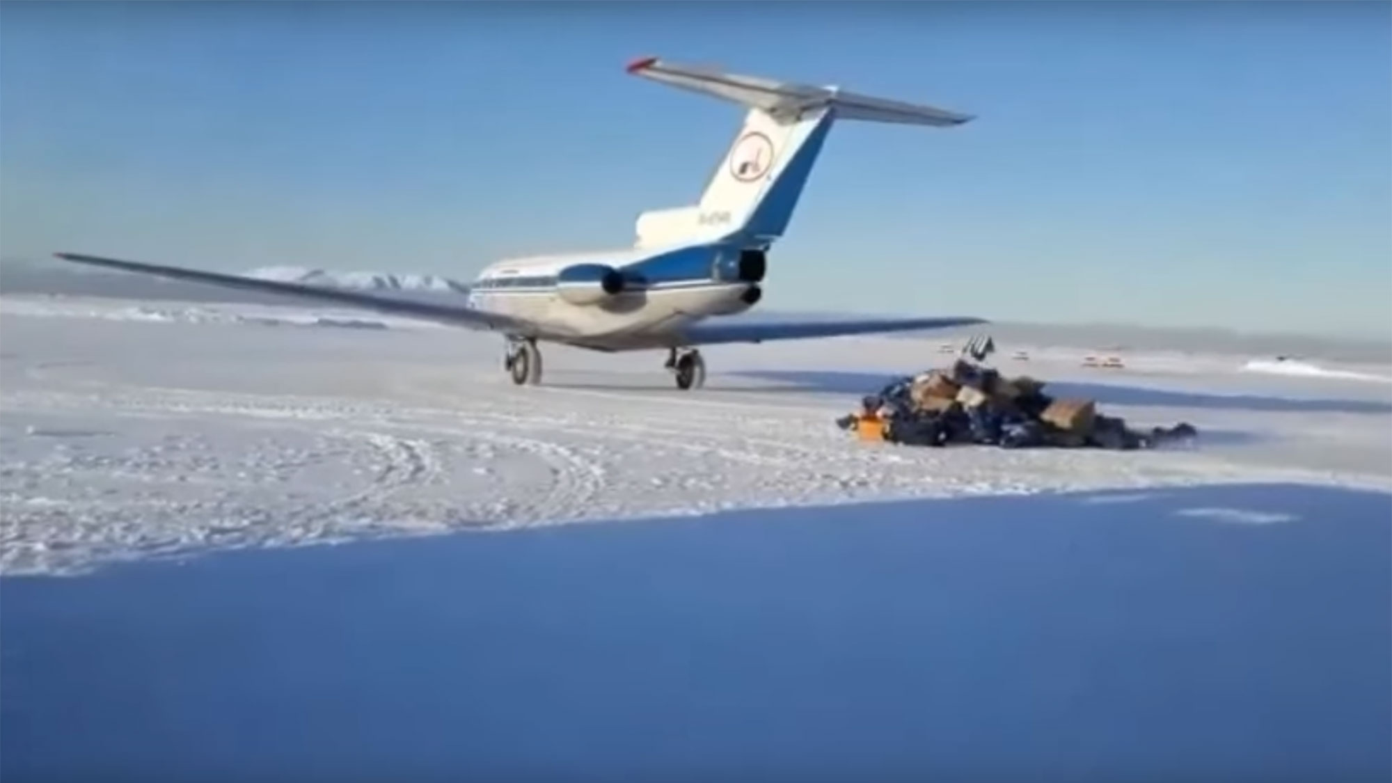 На Камчатке груду посылок разметало по взлетной полосе. Видео
