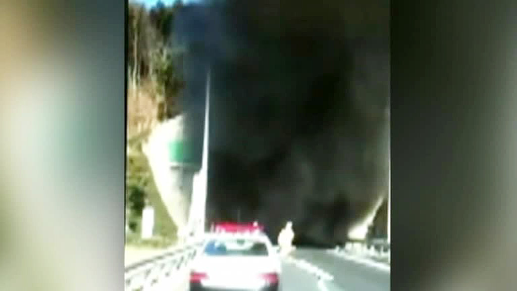 Хиросима: массовое ДТП в тоннеле стало причиной пожара и гибели двух человек