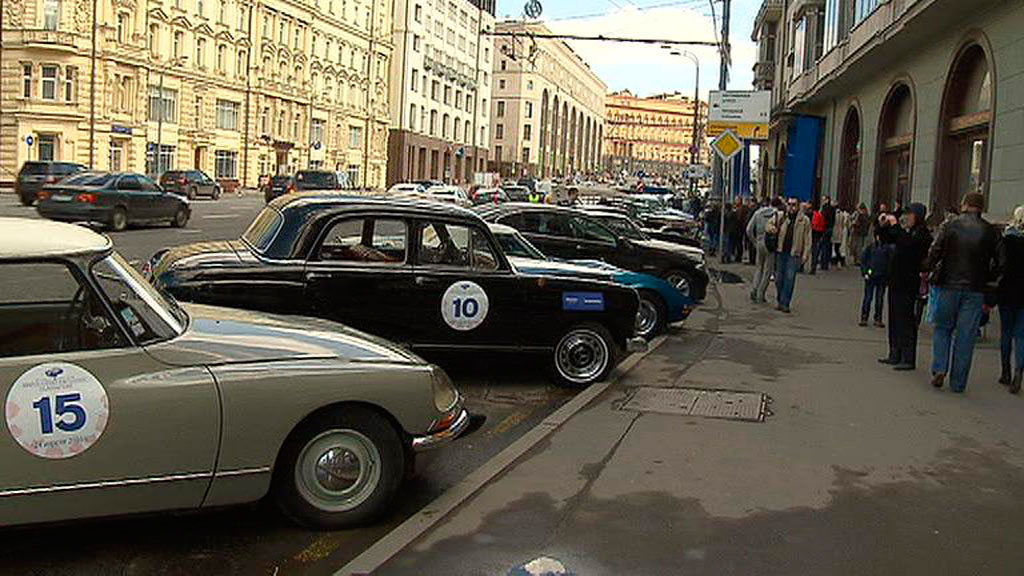 В Москве владельцы классических автомобилей гонялись за турпутевкой
