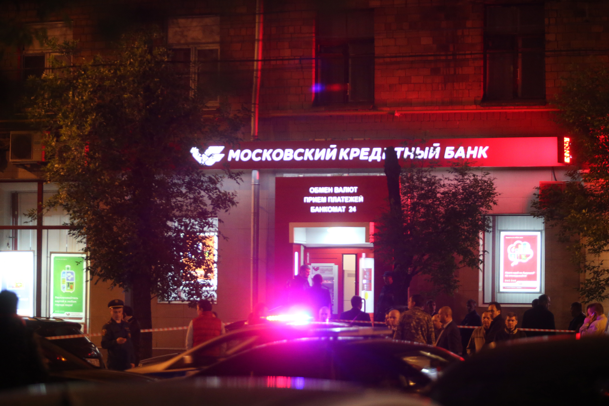Полицейских, освободивших заложников в московском банке, наградили