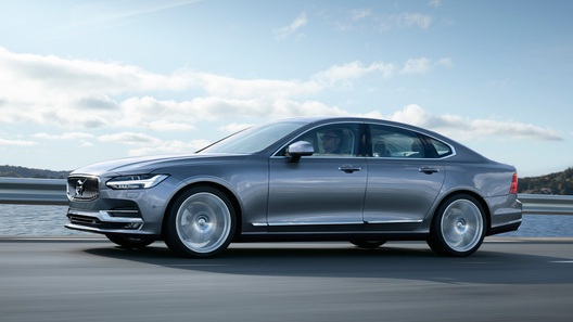 Названы российские цены на флагманский седан Volvo S90